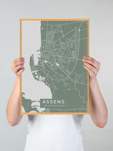 Assens plakat i grøn. Detaljeret bykort af Assens, Fyn i en stilfuld ramme. Visuelt tiltalende og informativ.