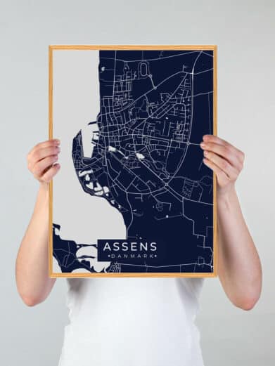 Assens plakat i mørkeblå med kort over byen. Stilfuldt design, perfekt til at vise din kærlighed til Assens. Nu på tilbud!
