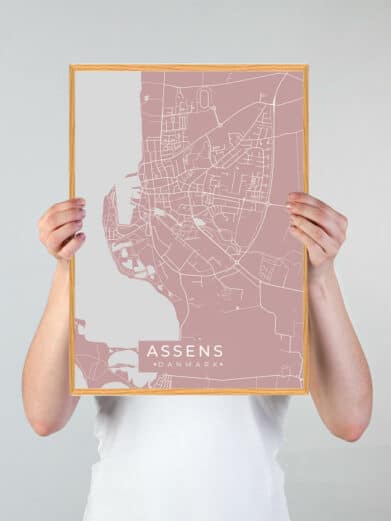 Assens plakat i rosa: Detaljeret bykort af Assens, Fyn, med gader og vandveje. Stilfuldt design, perfekt til at fremvise din kærlighed til byen.