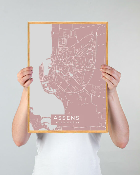 Assens by plakat med lyserød baggrund. Denne Assens plakat med området som motiv viser Assens fra sin smukkeste side