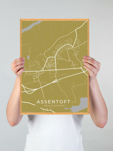Assentoft by plakat med gul baggrund. Denne Assentoft plakat med området som motiv viser Assentoft fra sin smukkeste side