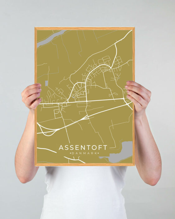 Assentoft by plakat med gul baggrund. Denne Assentoft plakat med området som motiv viser Assentoft fra sin smukkeste side