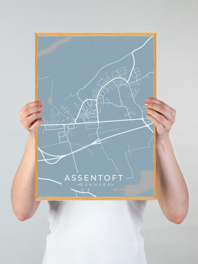 Assentoft by plakat med lyseblå baggrund. Denne Assentoft plakat med området som motiv viser Assentoft fra sin smukkeste side