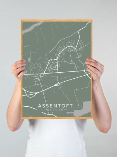 Assentoft by plakat med grøn baggrund. Denne Assentoft plakat med området som motiv viser Assentoft fra sin smukkeste side
