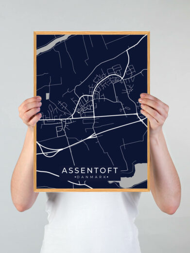 Assentoft by plakat med mørkeblå baggrund. Denne Assentoft plakat med området som motiv viser Assentoft fra sin smukkeste side