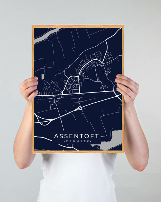 Assentoft by plakat med mørkeblå baggrund. Denne Assentoft plakat med området som motiv viser Assentoft fra sin smukkeste side