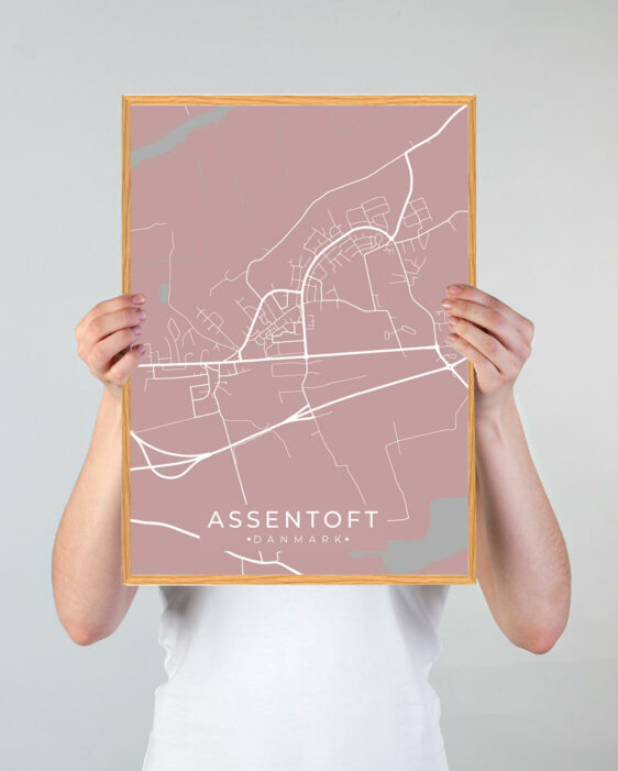 Assentoft by plakat med lyserød baggrund. Denne Assentoft plakat med området som motiv viser Assentoft fra sin smukkeste side