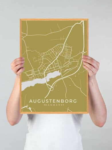 Augustenborg byplakat i karrygul. Minimalistisk design med kort over byen, ideel som vægdekoration.