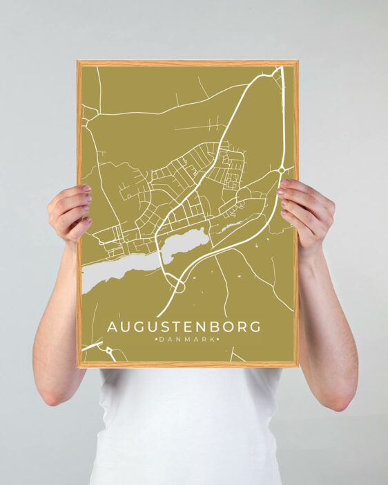 Augustenborg by plakat med gul baggrund. Denne Augustenborg plakat med området som motiv viser Augustenborg fra sin smukkeste side