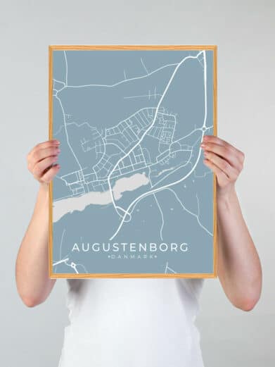 Grøn Augustenborg byplakat viser bykort i lyseblå med hvide veje og vandløb. Elegant og moderne design i træramme.