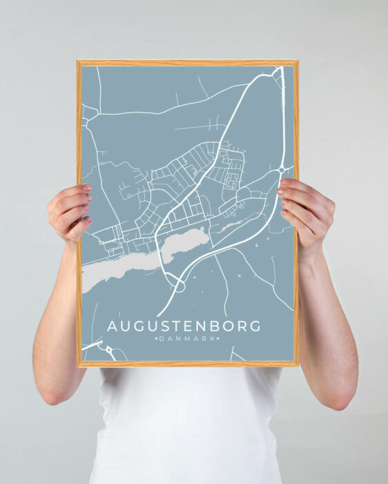 Augustenborg by plakat med lyseblå baggrund. Denne Augustenborg plakat med området som motiv viser Augustenborg fra sin smukkeste side