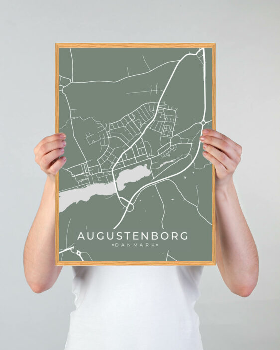 Augustenborg by plakat med grøn baggrund. Denne Augustenborg plakat med området som motiv viser Augustenborg fra sin smukkeste side