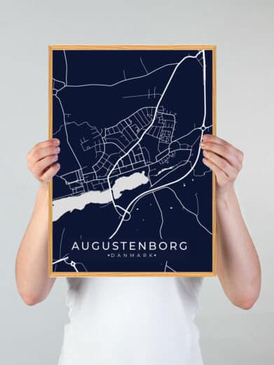 Augustenborg byplakat i dybblå med hvide vejdetaljer og træramme. Moderne og stilfuld vægkunst fra Syddanmark.