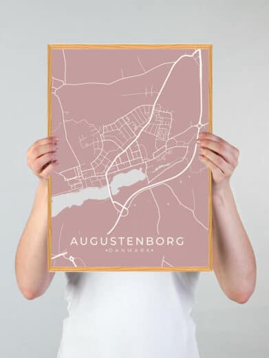 Augustenborg byplakat i rosa. Minimalistisk design med hvide vejdetaljer. Perfekt gaveidé, stilfuld vægkunst.