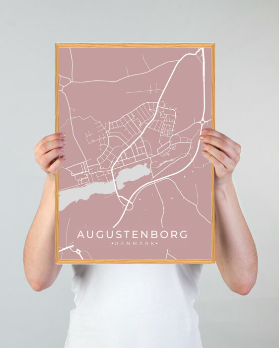 Augustenborg by plakat med lyserød baggrund. Denne Augustenborg plakat med området som motiv viser Augustenborg fra sin smukkeste side