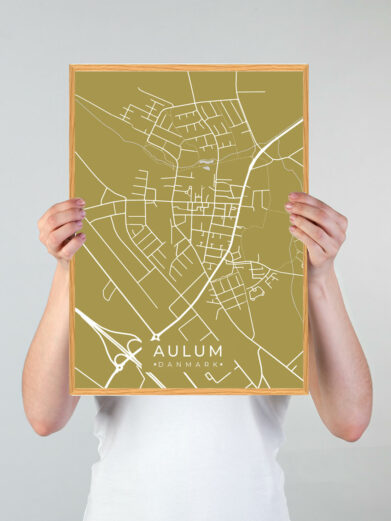 Aulum by plakat med gul baggrund. Denne Aulum plakat med området som motiv viser Aulum fra sin smukkeste side