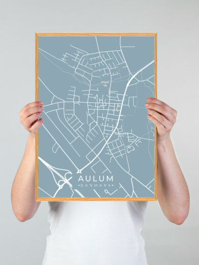Aulum by plakat med lyseblå baggrund. Denne Aulum plakat med området som motiv viser Aulum fra sin smukkeste side