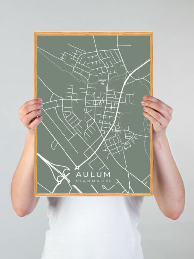 Aulum by plakat med grøn baggrund. Denne Aulum plakat med området som motiv viser Aulum fra sin smukkeste side
