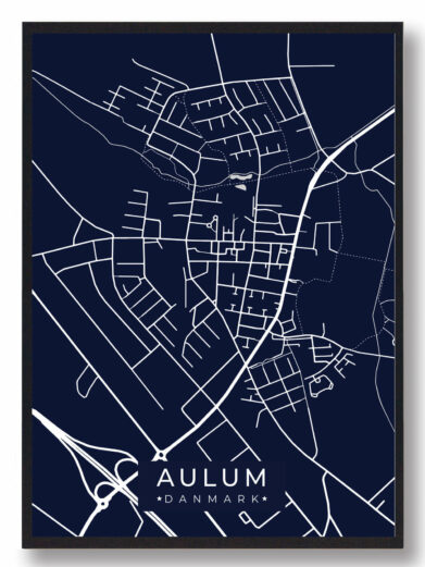 Aulum byplakat i stilrent design. Denne Aulum byplakat er med mørkeblå baggrund og viser Aulum fra sin smukkeste side