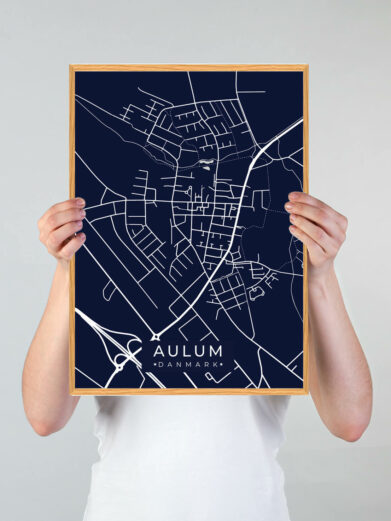 Aulum by plakat med mørkeblå baggrund. Denne Aulum plakat med området som motiv viser Aulum fra sin smukkeste side