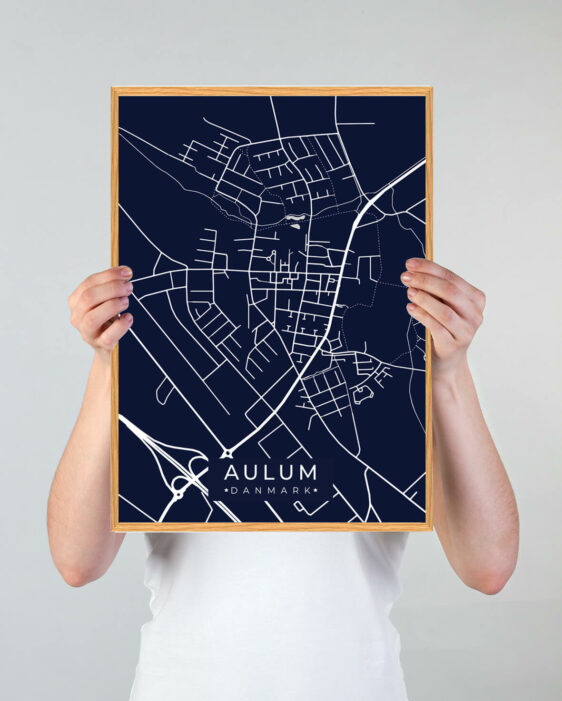 Aulum by plakat med mørkeblå baggrund. Denne Aulum plakat med området som motiv viser Aulum fra sin smukkeste side