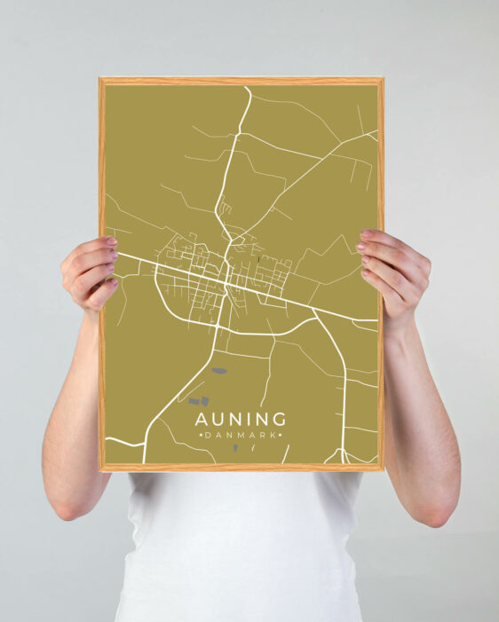 Auning by plakat med gul baggrund. Denne Auning plakat med området som motiv viser Auning fra sin smukkeste side