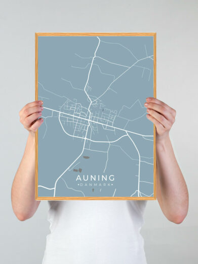 Auning by plakat med lyseblå baggrund. Denne Auning plakat med området som motiv viser Auning fra sin smukkeste side