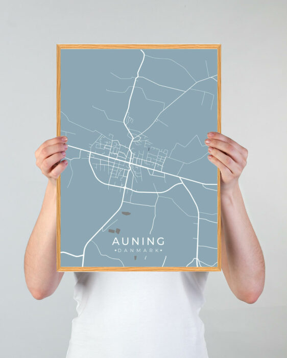Auning by plakat med lyseblå baggrund. Denne Auning plakat med området som motiv viser Auning fra sin smukkeste side