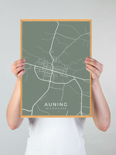 Auning by plakat med grøn baggrund. Denne Auning plakat med området som motiv viser Auning fra sin smukkeste side