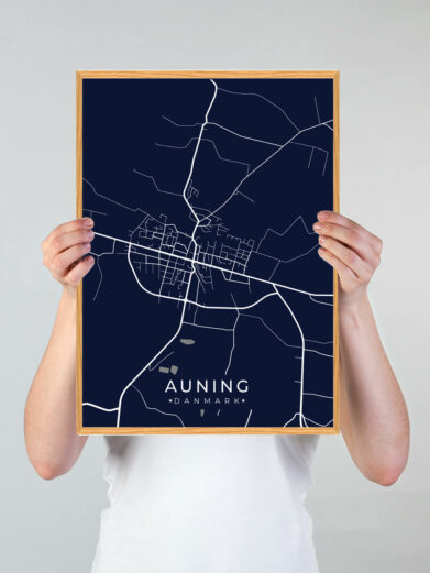 Auning by plakat med mørkeblå baggrund. Denne Auning plakat med området som motiv viser Auning fra sin smukkeste side