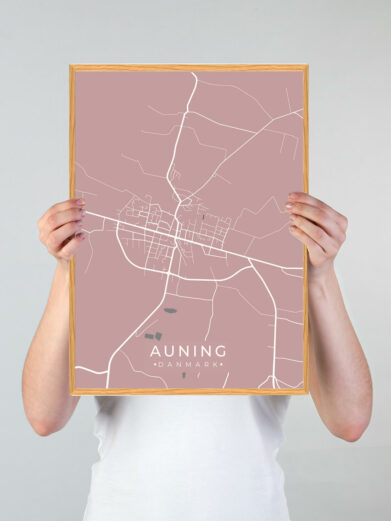 Auning by plakat med lyserød baggrund. Denne Auning plakat med området som motiv viser Auning fra sin smukkeste side