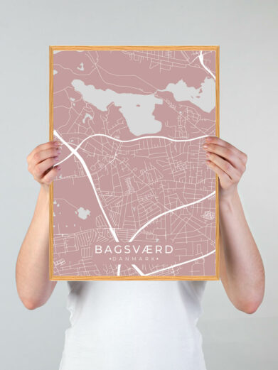 Bagsværd by plakat med lyserød baggrund. Denne Bagsværd plakat med området som motiv viser Bagsværd fra sin smukkeste side