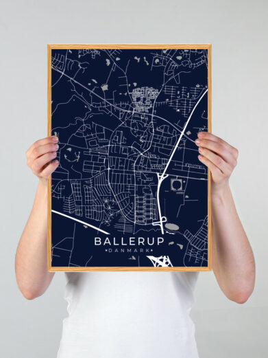Ballerup by plakat med mørkeblå baggrund. Denne Ballerup plakat med området som motiv viser Ballerup fra sin smukkeste side