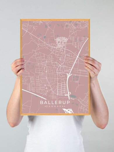 Ballerup by plakat med lyserød baggrund. Denne Ballerup plakat med området som motiv viser Ballerup fra sin smukkeste side