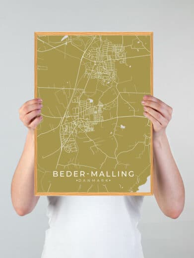 Beder plakat i karrygul. Detaljeret bykort over Beder-Malling. Moderne design med fine linjer. Perfekt som vægkunst eller gaveidé.