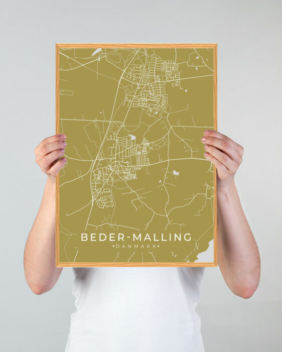 Beder Malling by plakat med gul baggrund. Beder Malling byplakaten viser Beder Malling fra sin smukkeste side