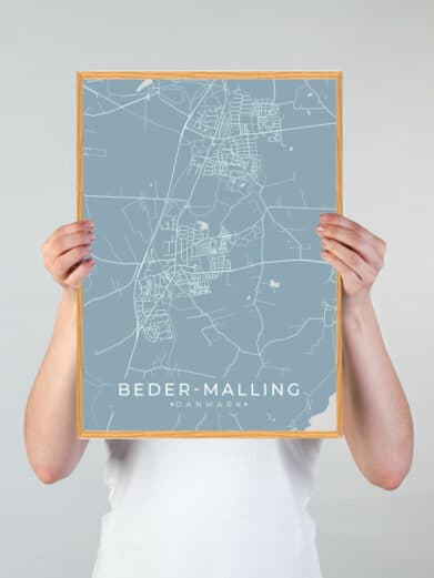Grøn Beder-Malling plakat. Lyseblå baggrund med hvide vejdetaljer. Moderne design i træramme. Perfekt til Beder-Malling elskere!