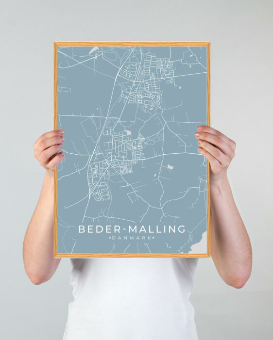 Beder Malling by plakat med lyseblå baggrund. Beder Malling byplakaten viser Beder Malling fra sin smukkeste side