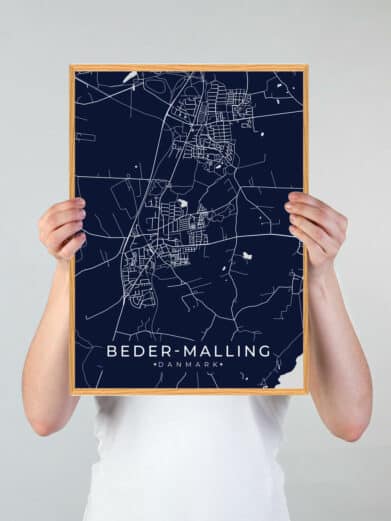 Beder plakat i mørkeblå. Elegant bykort med hvide linjer, der viser Beder-Malling i Midtjylland. Moderne og stilfuld.