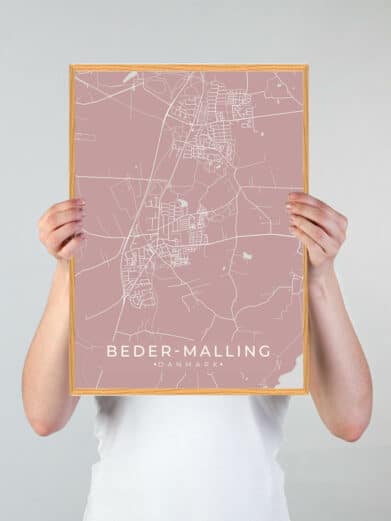 Beder-Malling byplakat i rosa. Minimalistisk design med hvide linjer på rosa baggrund, indrammet i træ. Perfekt grøn Beder dekoration.
