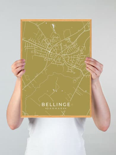 Bellinge plakat i karrygul. Detaljeret bykort over Fyn, Bellinge. Stilfuldt design, perfekt som vægkunst.
