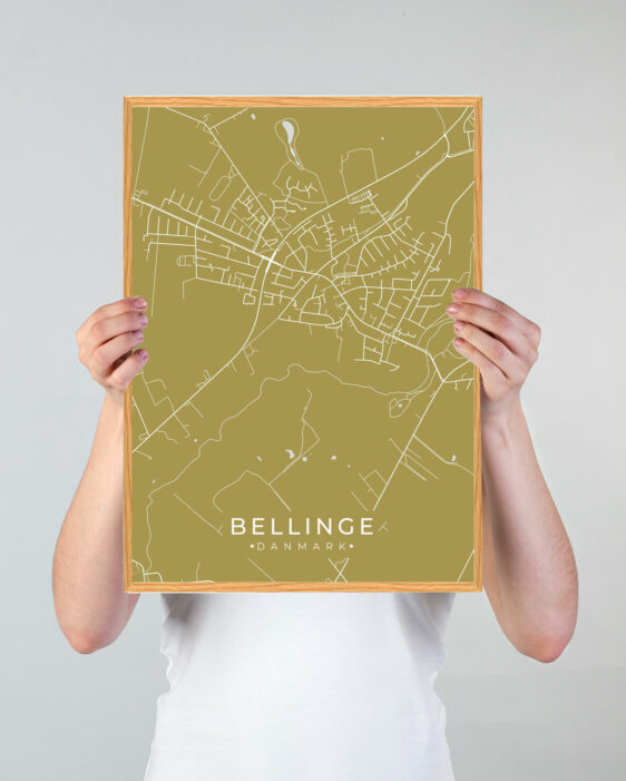 Bellinge by plakat med gul baggrund. Bellinge byplakaten viser Bellinge fra sin smukkeste side