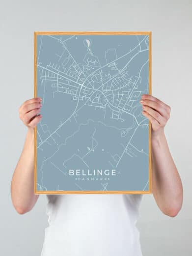 Bellinge plakat, grøn bykort. Lyseblå baggrund med hvide vejlinjer, indrammet i træ. Et stilfuldt minde fra Fyn.