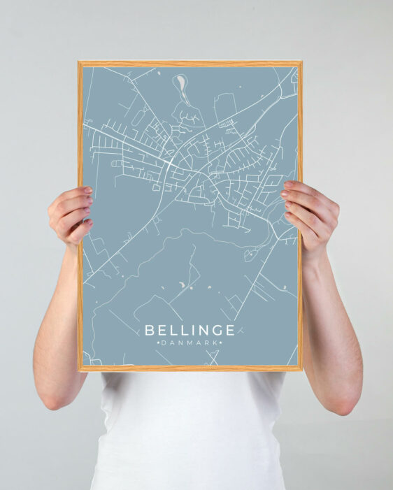 Bellinge by plakat med lyseblå baggrund. Bellinge byplakaten viser Bellinge fra sin smukkeste side