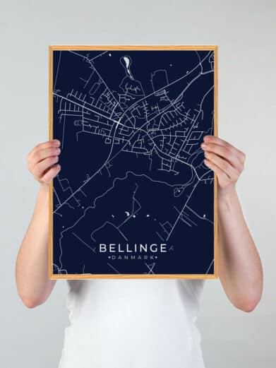 Bellinge plakat i mørkeblå. Minimalistisk bykort i træramme. Visuelt tiltalende kunst til dit hjem. Fås nu på tilbud!