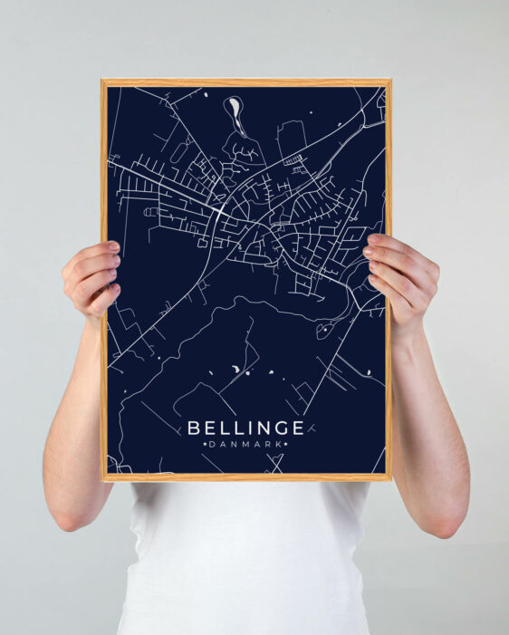 Bellinge by plakat med mørkeblå baggrund. Bellinge byplakaten viser Bellinge fra sin smukkeste side