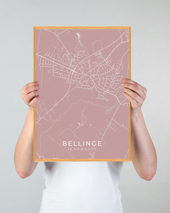 Bellinge by plakat med lyserød baggrund. Bellinge byplakaten viser Bellinge fra sin smukkeste side