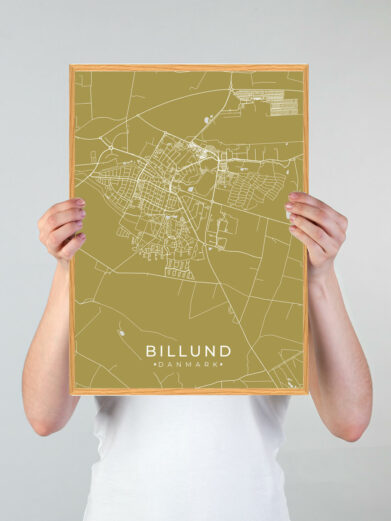Billund by plakat med gul baggrund. Denne Billund plakat med området som motiv viser Billund fra sin smukkeste side