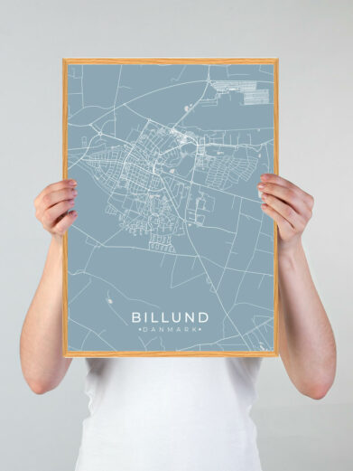 Billund by plakat med lyseblå baggrund. Denne Billund plakat med området som motiv viser Billund fra sin smukkeste side