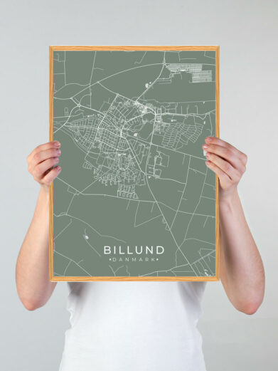 Billund by plakat med grøn baggrund. Denne Billund plakat med området som motiv viser Billund fra sin smukkeste side